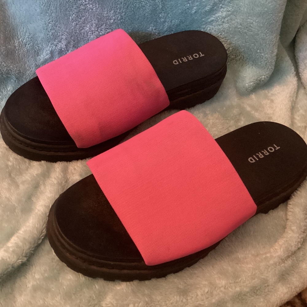 Women’s TORRID NEON PINK Chunky Flatform sandals Size 10 WW *AS IS*